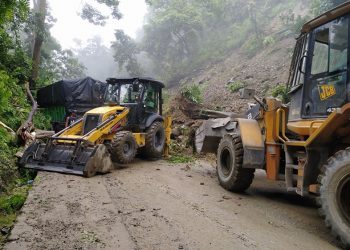 वर्षाका कारण पूर्व–पश्चिम राजमार्गको चोरमारा र दाउन्ने सडक खण्ड अवरुद्ध