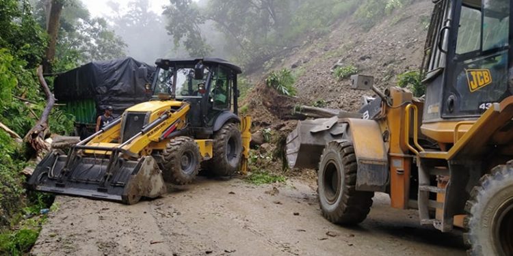 वर्षाका कारण पूर्व–पश्चिम राजमार्गको चोरमारा र दाउन्ने सडक खण्ड अवरुद्ध