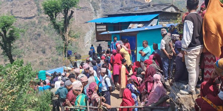 पर्वतमा दम्पत्ति हत्याको अनुसन्धान गर्न कुकुरसहितको विशेषज्ञ टोली घटनास्थलमा
