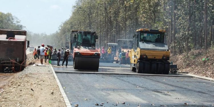 नारायणगढ–बुटवल सडकअन्तर्गत पूर्वी खण्डमा कालोपत्रको काम हुँदै