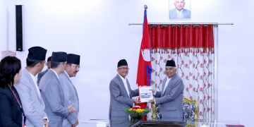 राष्ट्रपति रामचन्द्र पौडेलसमक्ष निर्वाचन आयोगद्वारा  उपनिर्वाचन मतपरिणामको प्रतिवेदन पेस