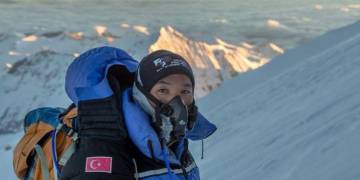 आफ्नै रेकर्ड तोड्दै सगरमाथाको चुचुरोमा शेर्पा