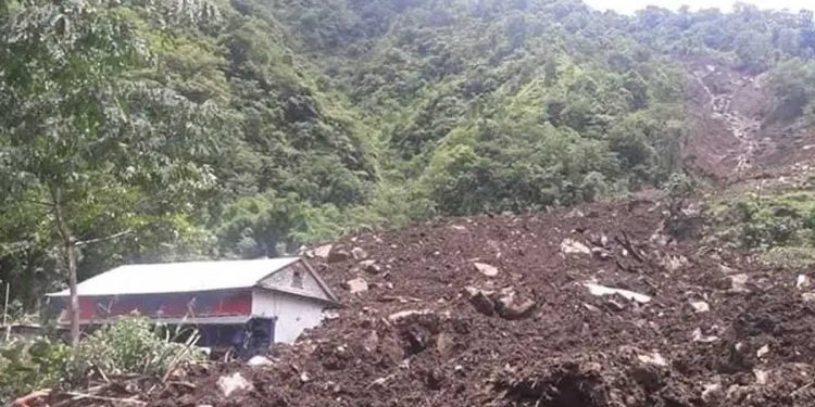 पहिरोमा परी कास्कीमा दुई जना बालबालिकाको ज्यान गयो, लमजुङमा तीन घर बगाउँदा चार जना बेपत्ता