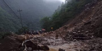 नारायणगढ–मुग्लिन सडकमा पहिरोले दुई वटा बस बगायो, अर्को बसमा ढुङ्गा लाग्दा चालकको ज्यान गयो