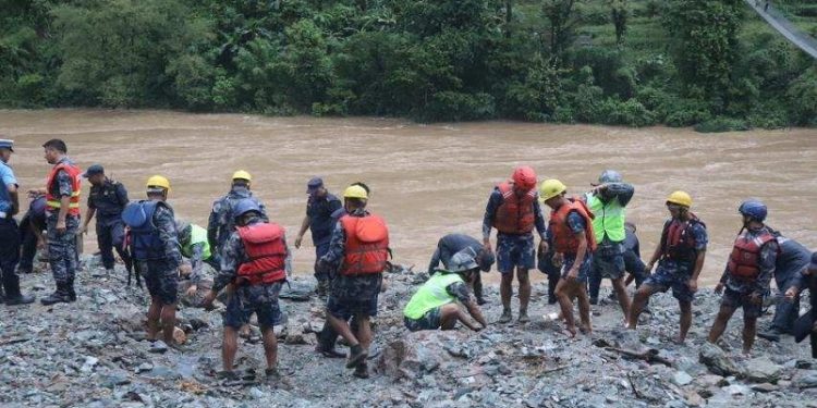 चितवनको पहिरोमा बेपत्ता बस र यात्रुको खोजी चल्दै