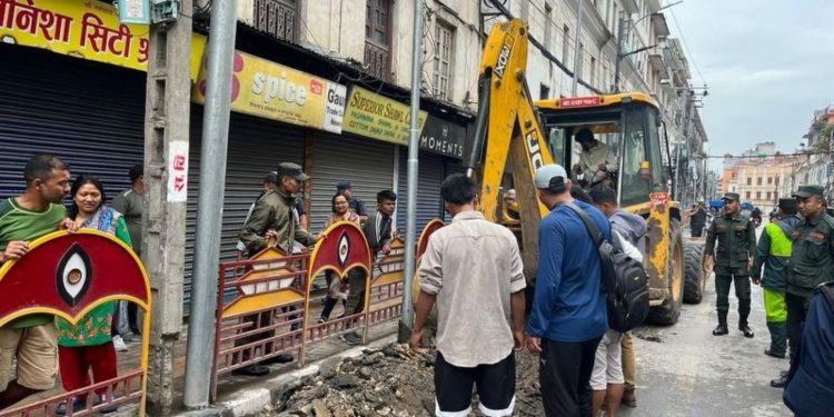 उच्च अदालतको आदेशपछि न्यूरोडको फुटपाथ विस्तार