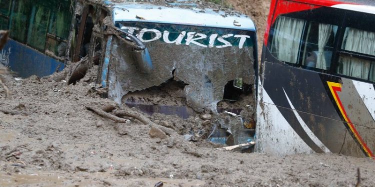 बाढीपहिरो र डुबानमा हालसम्म एक सय  जनाको मृत्यु, ६७ जना बेपत्ता