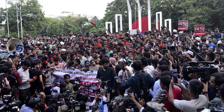 बङ्गलादेशमा राष्ट्रपति भवन ’बङ्गभवन’  प्रदर्शनकारीहरूद्वारा  कब्जा