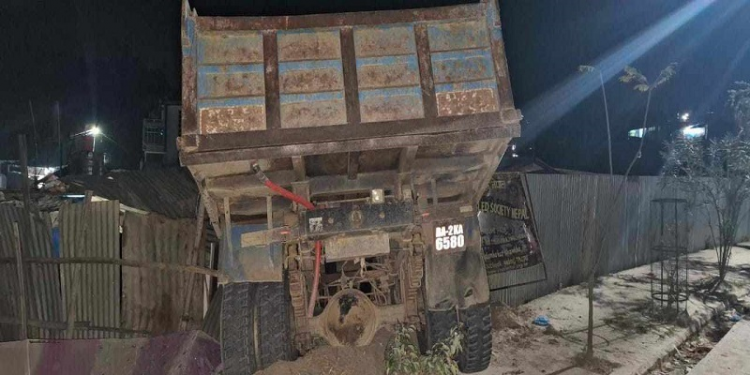 साँखुमा टिपरको ठक्करबाट दुई बालकसहित तीन जनाको ज्यान गयो